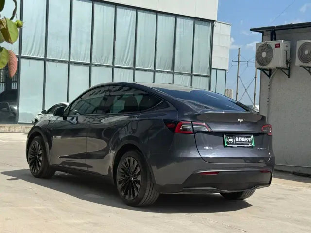 Tesla Model Y — Фото автомобиля 16