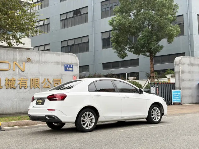 Geely Emgrand — Фото автомобиля 12