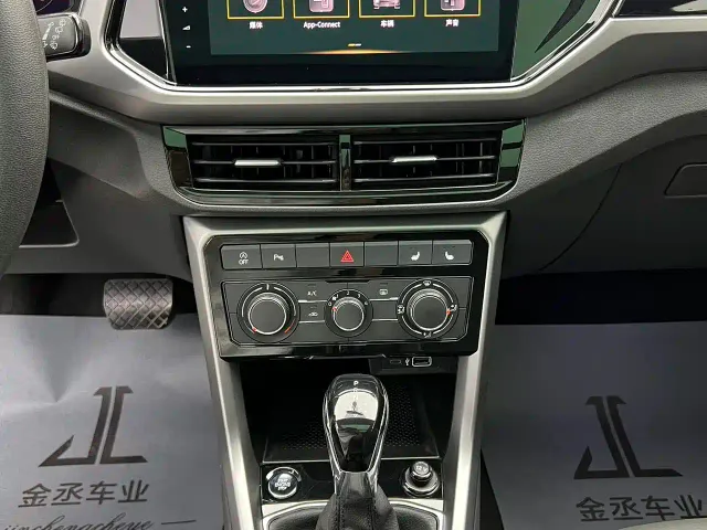 Volkswagen T-Cross — Фото автомобиля 12
