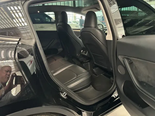 Tesla Model Y — Фото автомобиля 6