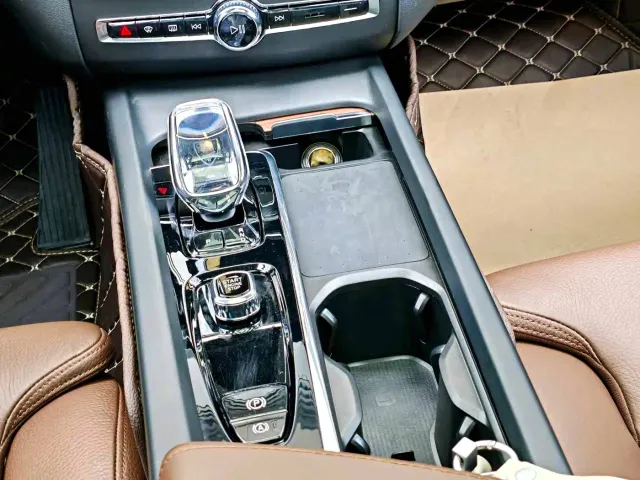 Volvo XC60 — Фото автомобиля 10