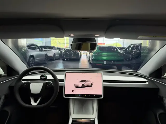 Tesla Model 3 — Фото автомобиля 3