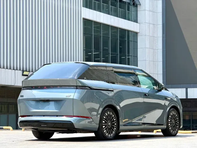 Xpeng X9 — Фото автомобиля 20