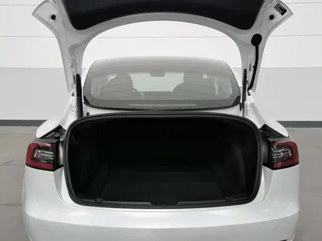 Tesla Model 3 — Фото автомобиля 16
