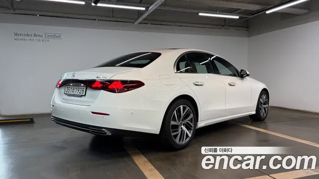 Mercedes-Benz E-Class — Фото автомобиля 2