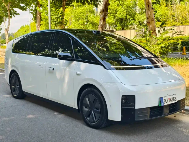Li Auto MEGA — Фото автомобиля 3