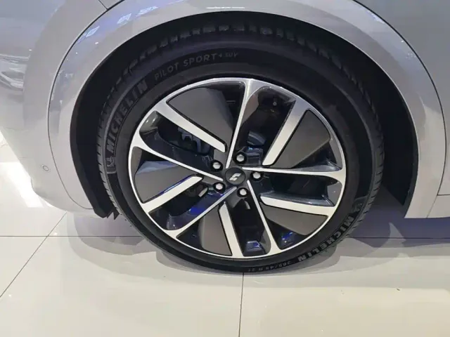Li Auto L7 — Фото автомобиля 22