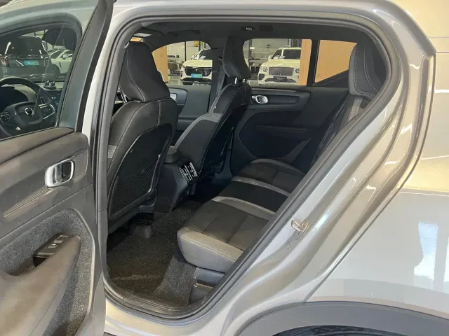 Volvo XC40 — Фото автомобиля 10