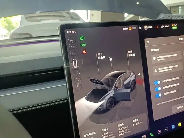 Tesla Model Y — Фото автомобиля 13