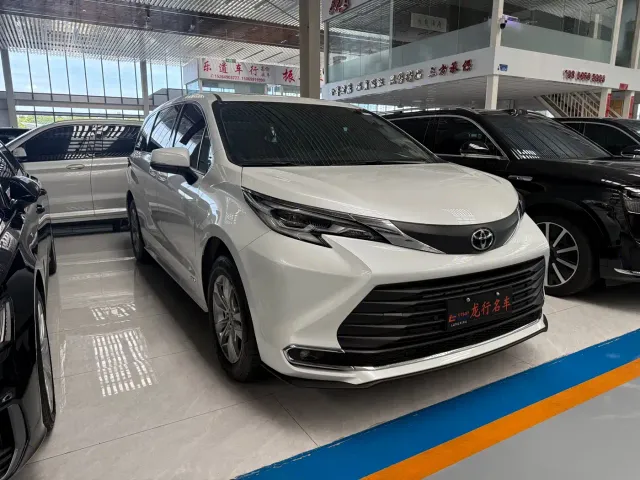Toyota Sienna — Фото автомобиля 3