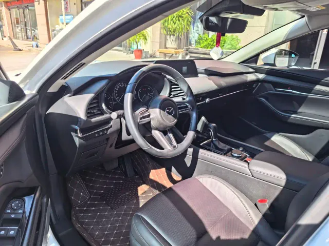 Mazda Axela — Фото автомобиля 5