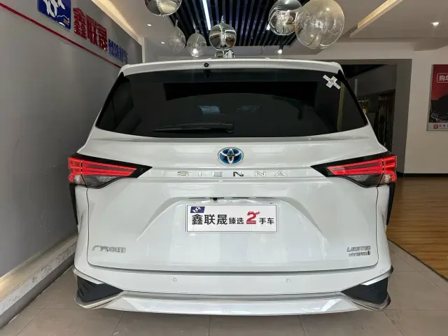 Toyota Sienna — Фото автомобиля 9