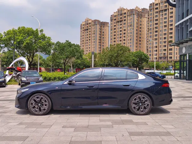 BMW 5 Series — Фото автомобиля 7