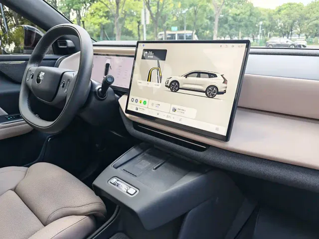 Volvo XC70 Plug-in Hybrid — Фото автомобиля 14