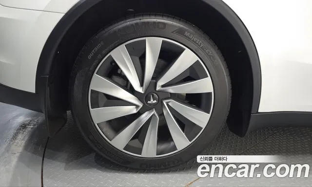 Tesla Model Y — Фото автомобиля 5