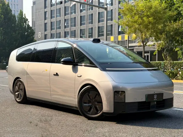 Li Auto MEGA — Фото автомобиля 3