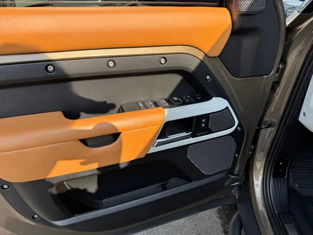 Land Rover Defender — Фото автомобиля 10
