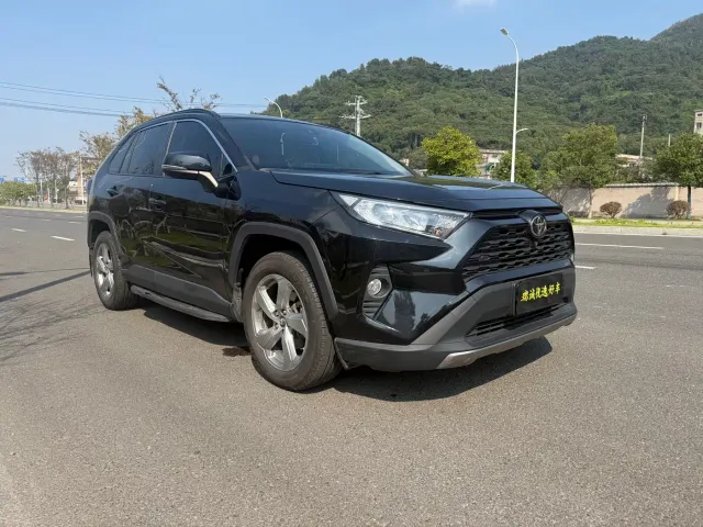 Toyota RAV4 — Фото автомобиля 3