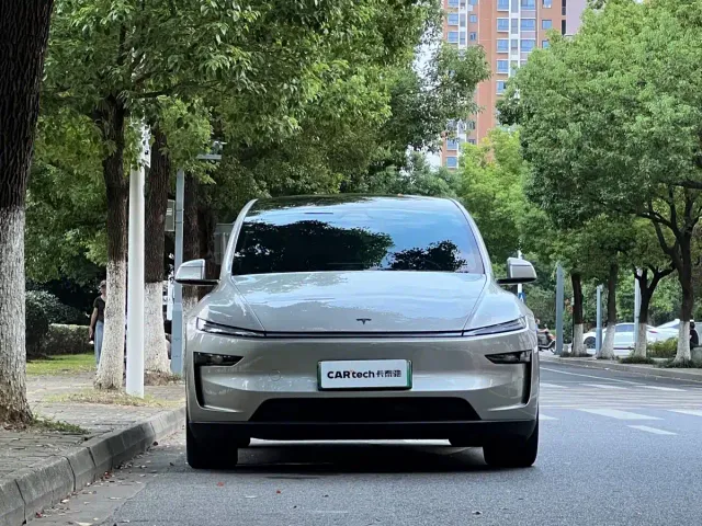 Tesla Model Y L 2025 Facelift Long Range AWD — Фото автомобиля 2