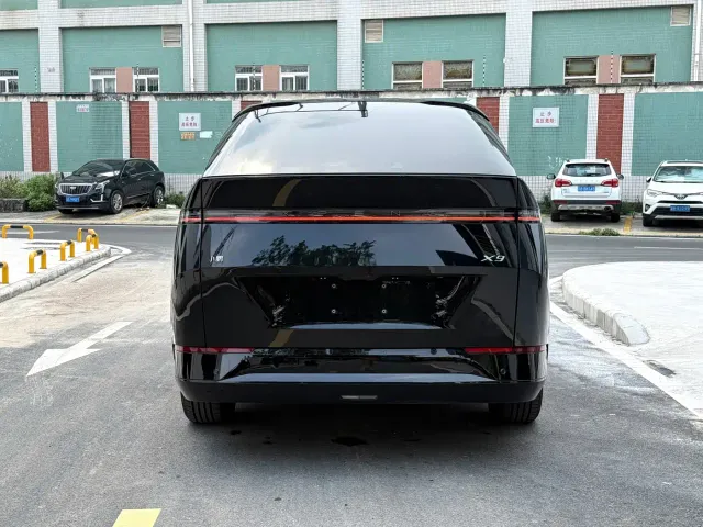 Xpeng X9 — Фото автомобиля 5