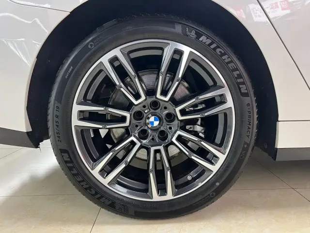 BMW 5 Series — Фото автомобиля 29