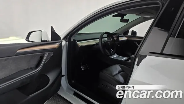 Tesla Model Y — Фото автомобиля 15