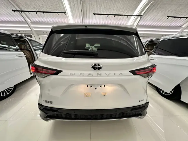 Toyota Granvia — Фото автомобиля 3