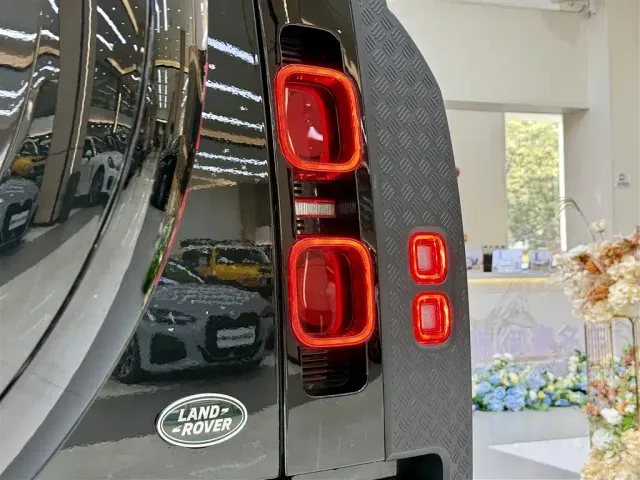 Land Rover Defender — Фото автомобиля 7