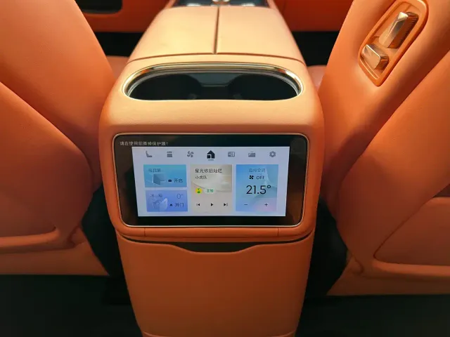 Lynk & Co 900 — Фото автомобиля 14