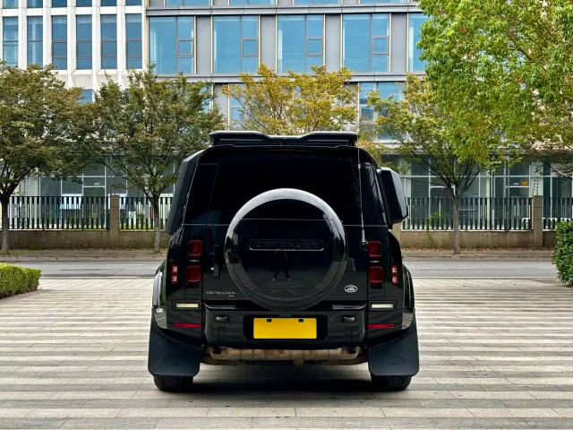 Land Rover Defender — Фото автомобиля 8