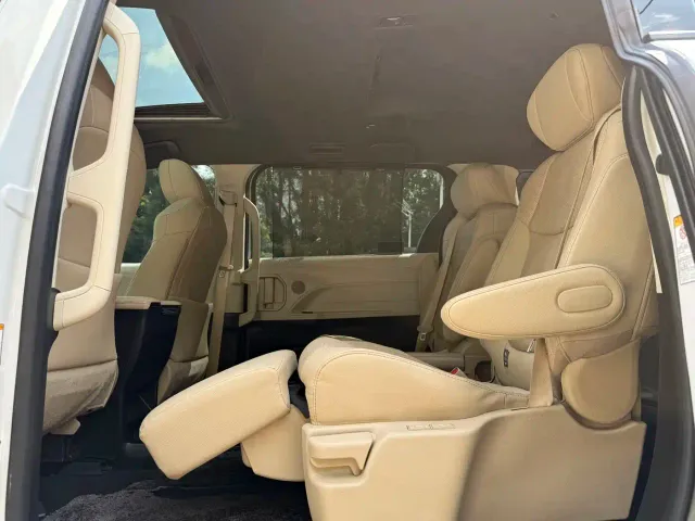 Toyota Sienna — Фото автомобиля 10