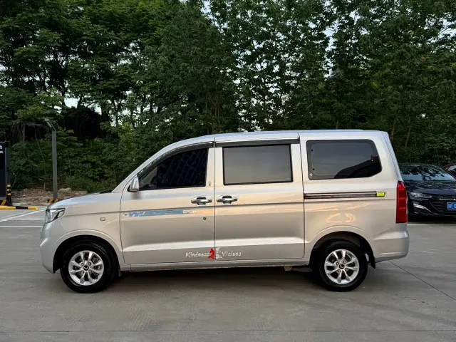 Wuling Hongguang V — Фото автомобиля 3