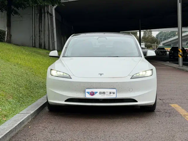 Tesla Model 3 — Фото автомобиля 2