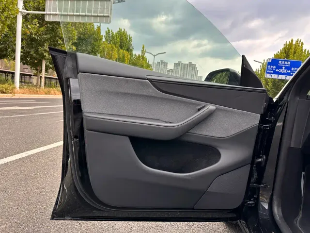 Tesla Model Y — Фото автомобиля 9