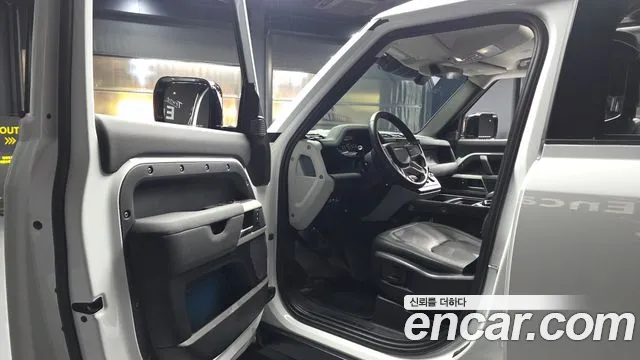 Land Rover Defender — Фото автомобиля 10
