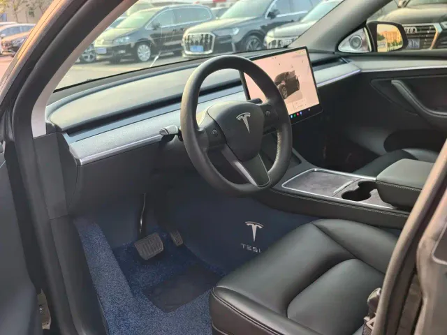 Tesla Model Y — Фото автомобиля 14