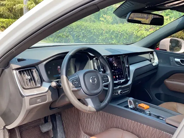 Volvo XC60 — Фото автомобиля 9