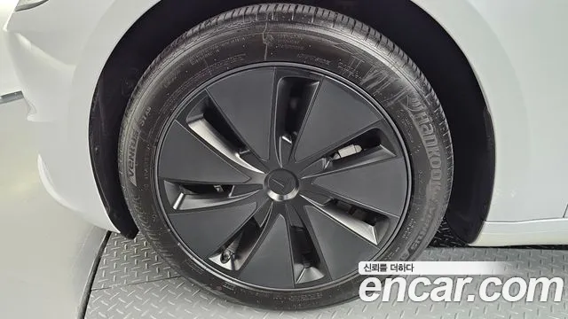Tesla Model 3 — Фото автомобиля 5