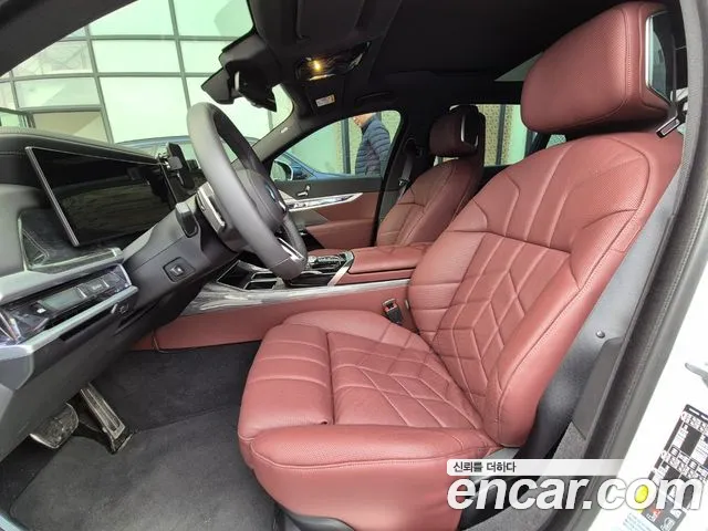 BMW i7 — Фото автомобиля 10