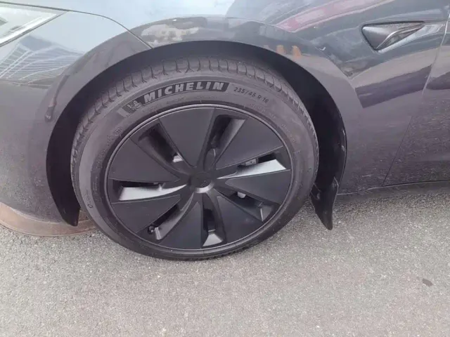 Tesla Model 3 — Фото автомобиля 22