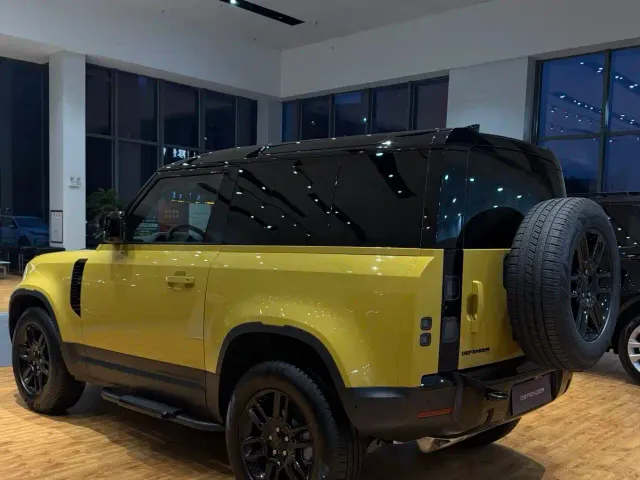 Land Rover Defender — Фото автомобиля 3