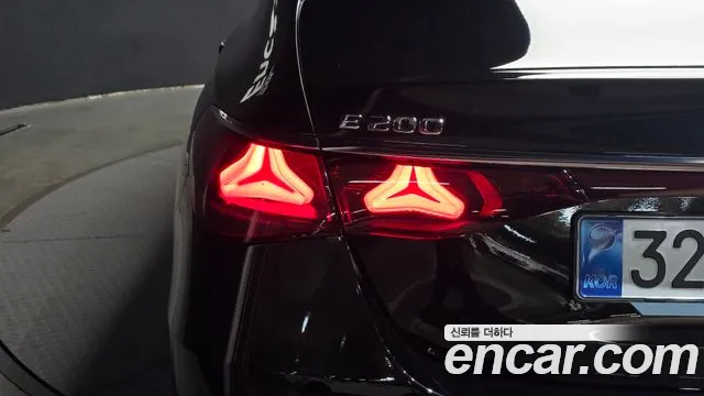 Mercedes-Benz E-Class — Фото автомобиля 23