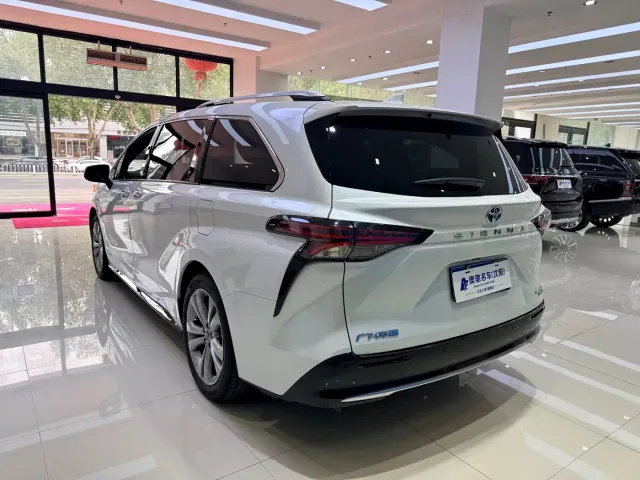 Toyota Sienna — Фото автомобиля 4