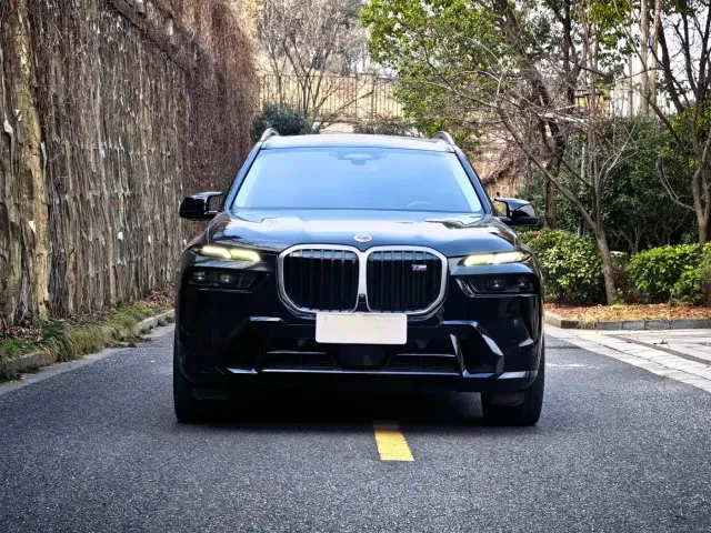BMW BMW X7 M60i 2023 xDrive M60i — Фото автомобиля 2