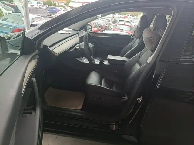 Tesla Model Y — Фото автомобиля 14