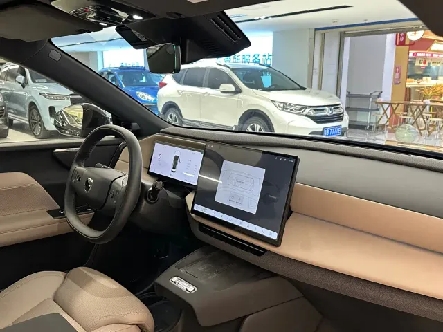 Volvo XC70 Plug-in Hybrid — Фото автомобиля 13