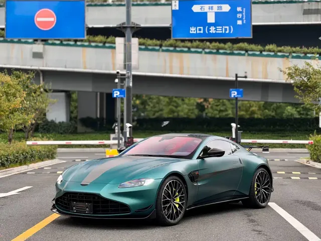 Aston Martin V8 Vantage — Фото автомобиля 3