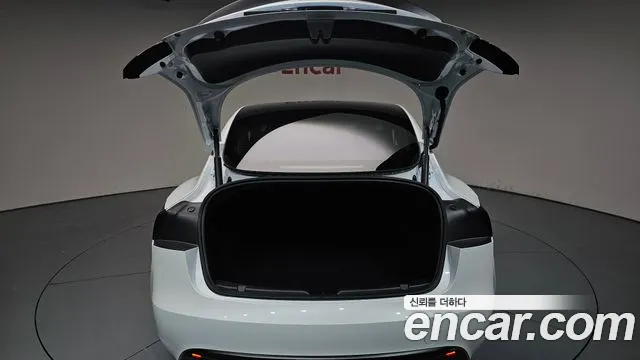 Tesla Model 3 — Фото автомобиля 6