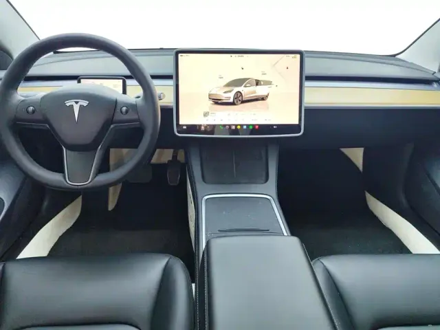 Tesla Model 3 — Фото автомобиля 12