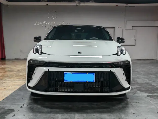 Lynk & Co 03 — Фото автомобиля 2
